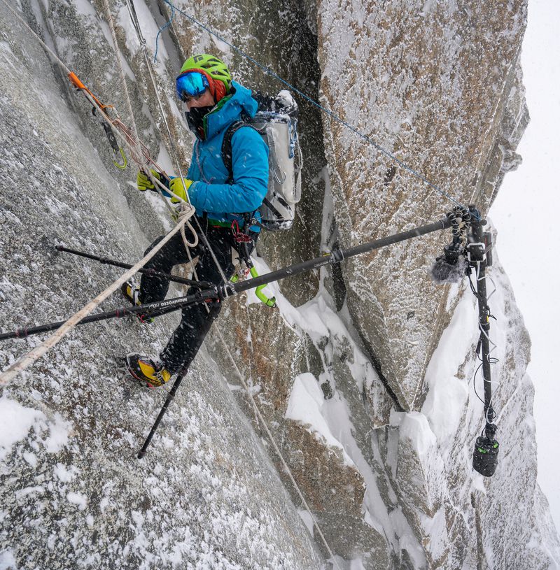 エベレストの切り立った岩肌で360°ビデオ制作の準備をするジョン・グリフィス。