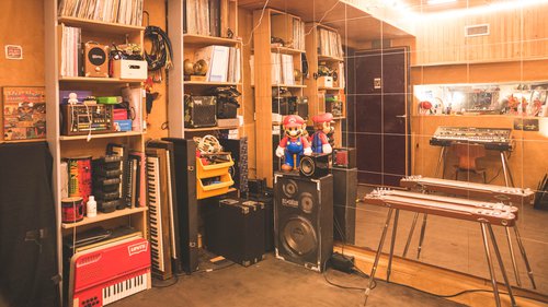 La room du Studio B du labomatic, pleine d&#x27;instruments