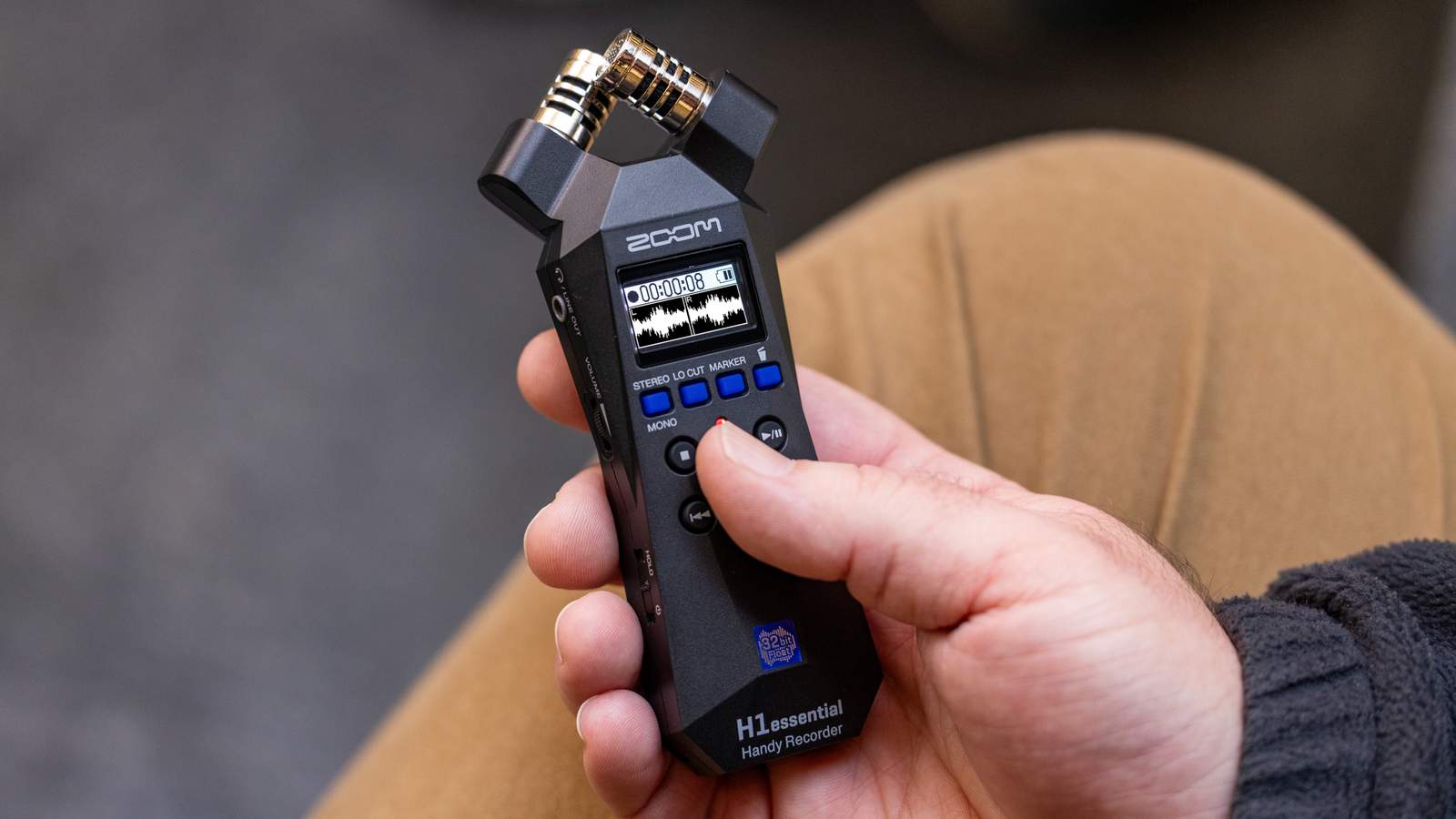 Recording with the H1essential held in one hand