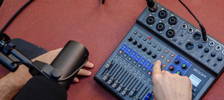 Zoom LiveTrak L-8 8-channel Digital Mixer / Recorder Zoom LiveTrak L-8 8-channel Digital Mixer / Recorder
