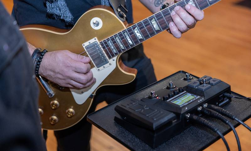 Eli Menezes playing his guitar through the G2X Four