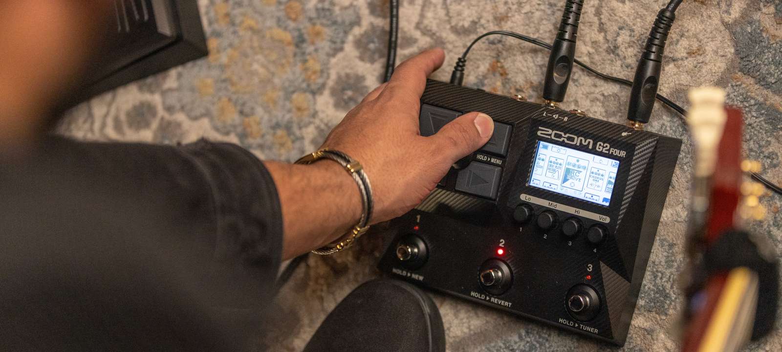 Adjusting the tone by operating the G2 FOUR at the foot