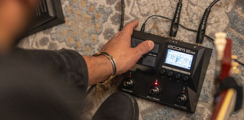 Adjusting the tone by operating the G2 FOUR at the foot