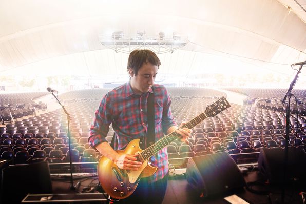 Jeff Schroeder con chitarra