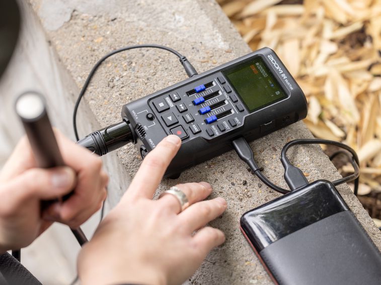 Powering the R4 with a USB external battery