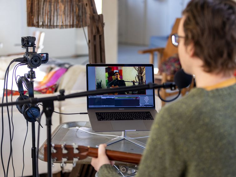 Q8n-4K connected to a laptop and being used for a live stream