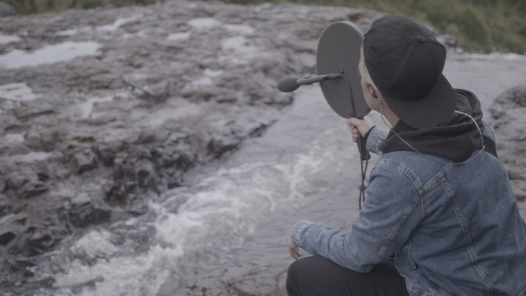 Chiara Luzzana recording a flowing river using a zoom F6