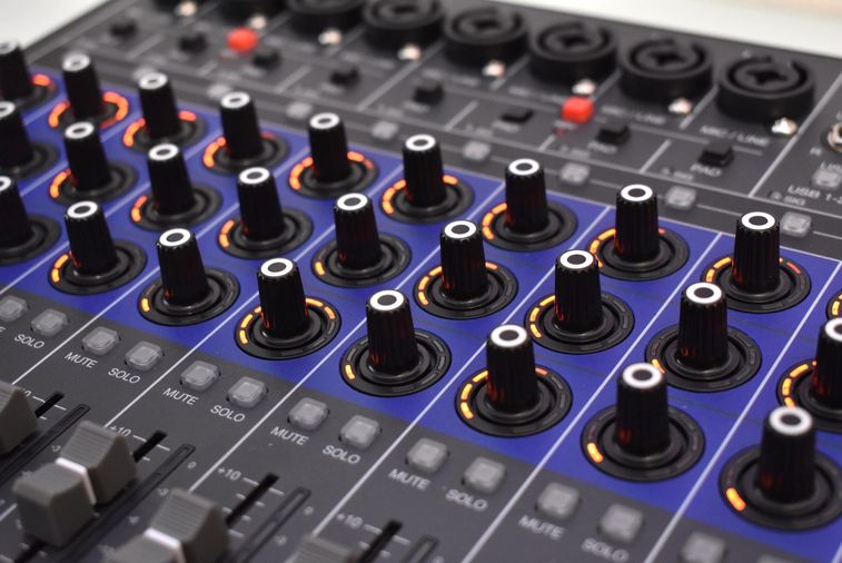 ずらりと並んだ、30個のLEDインジケーター付きのロータリーエンコーダー