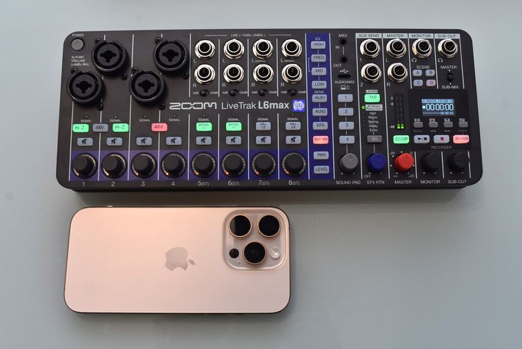 大きさ比較のため、iPhoneと一緒に並べられたLiveTrak L6max