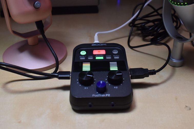 ２つのUSBマイクが接続された、PodTrak P2