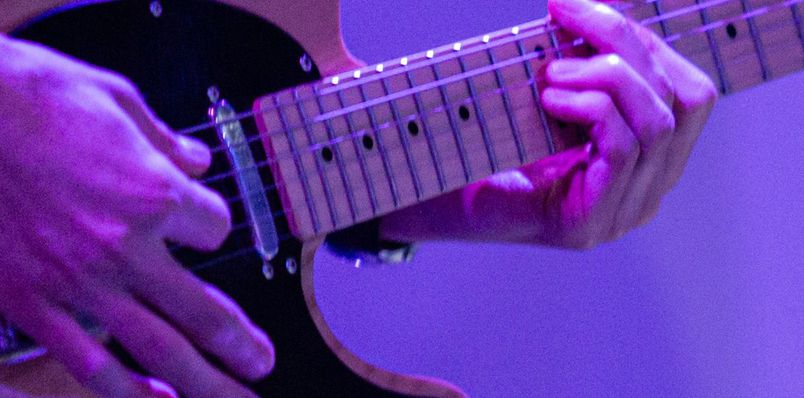 ギターエフェクトで演奏しているシーン