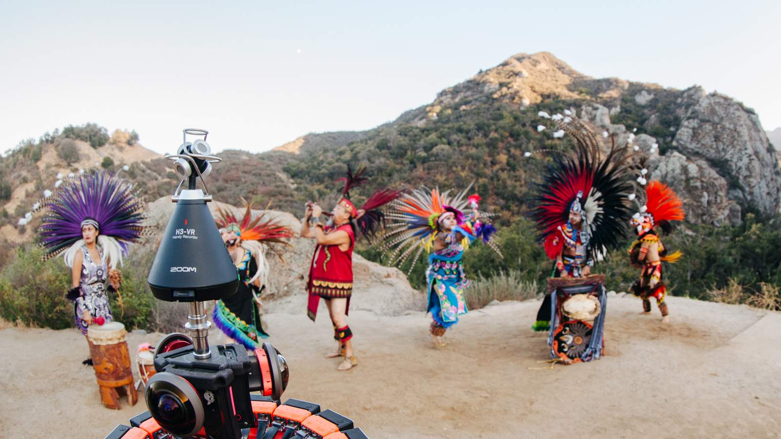 H3-VR che registra i suoni di un'antica musica azteca e dei danzatori