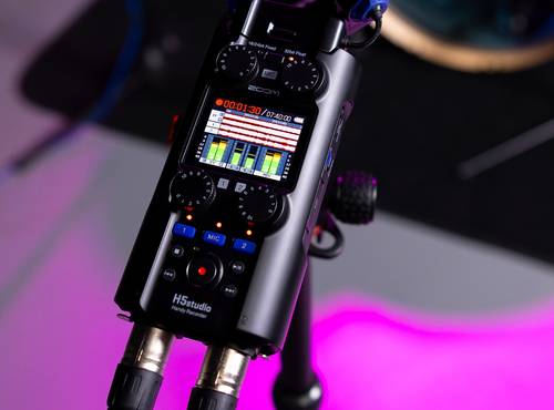 H5studio in recording mode with two XLR cables and the X/Y Mic Capsule