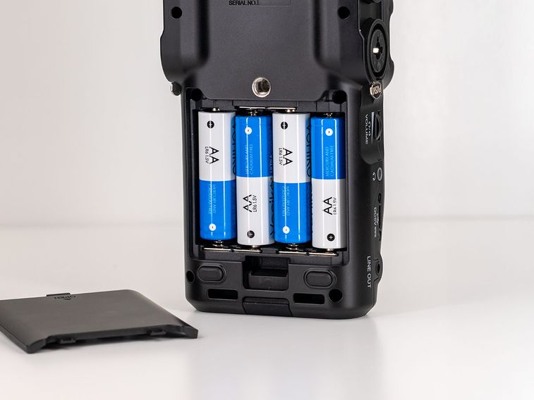 H6studio with 4 AA batteries loaded