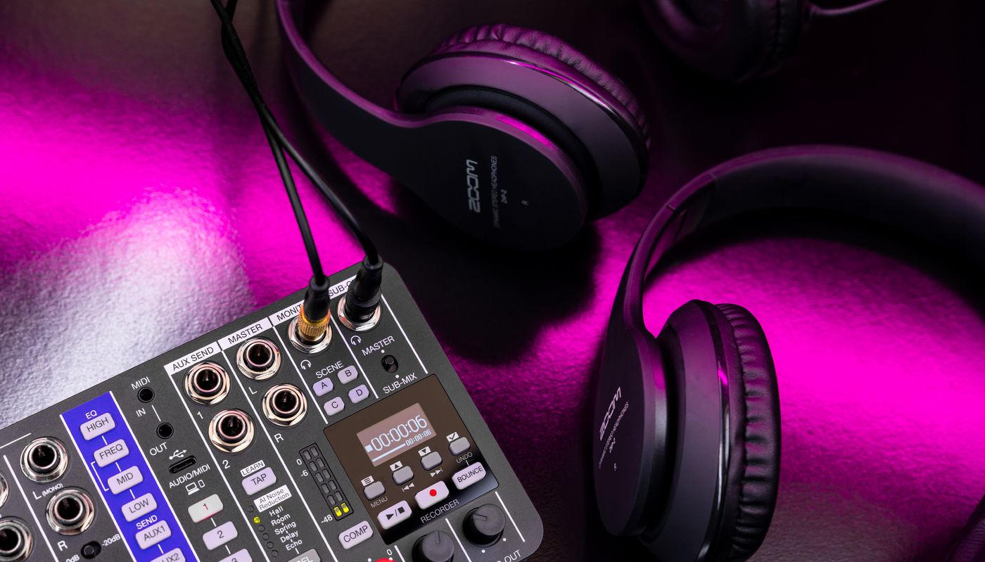 Using headphones to monitor live recording with the L6max