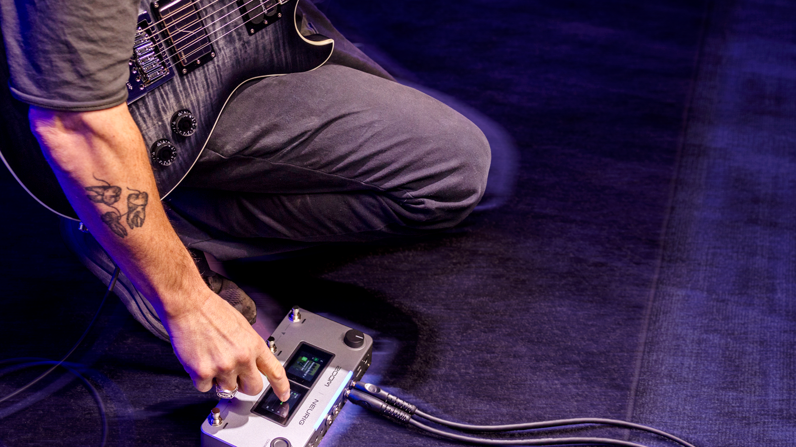 ギタリストが、ステージ上のNEURIGを操作しているところ