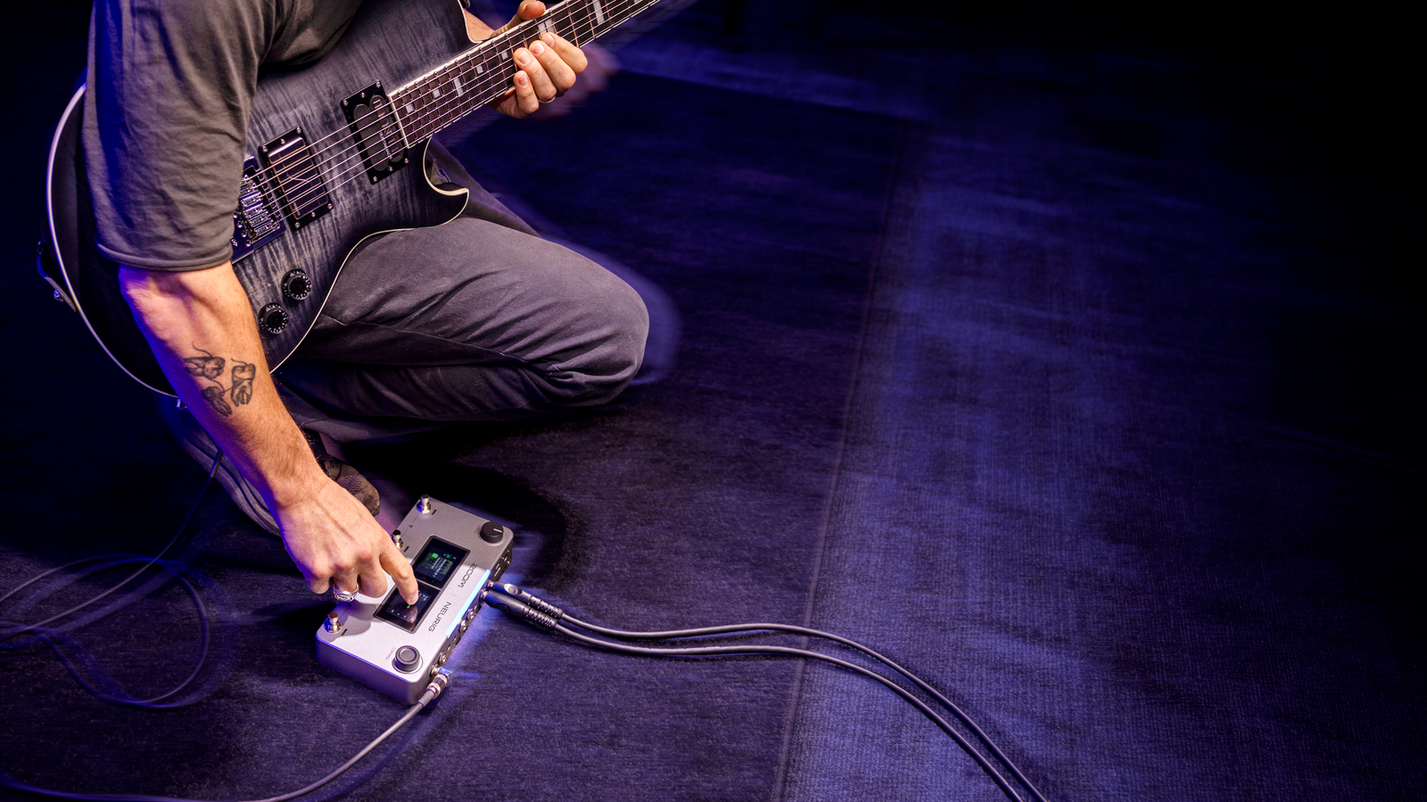 ギタリストが、ステージ上のNEURIGを操作しているところ