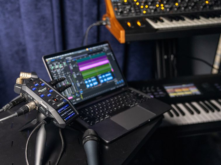 H6e connected to a laptop in USB mode