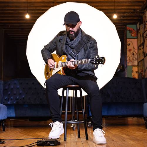 Guitarist using the G2 Four