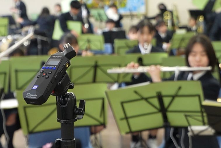 東海大学菅生高校の生徒たちがH1essentialを使って、金管楽器などの演奏を収録している様子