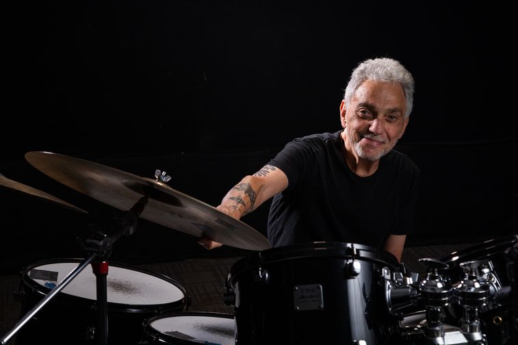 Steve Gadd joue de la batterie et l'enregistre sur le Zoom H4n Pro All Black