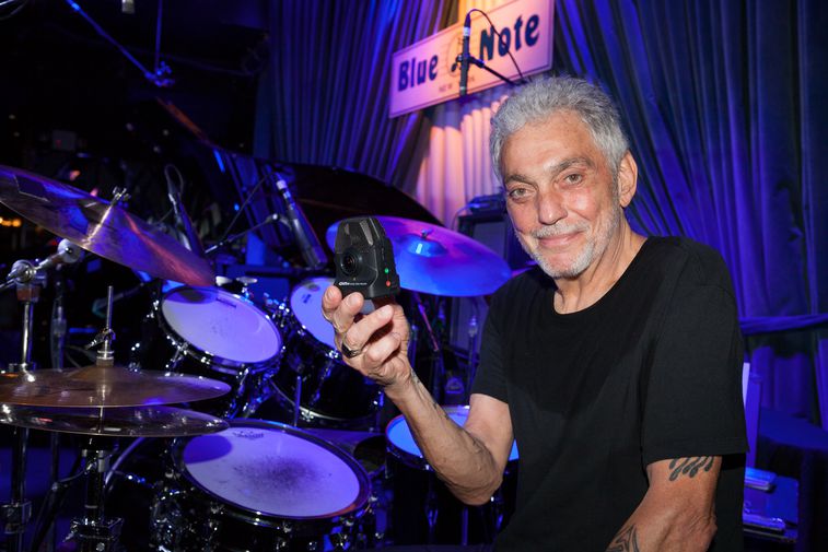 Steve Gadd joue de la batterie