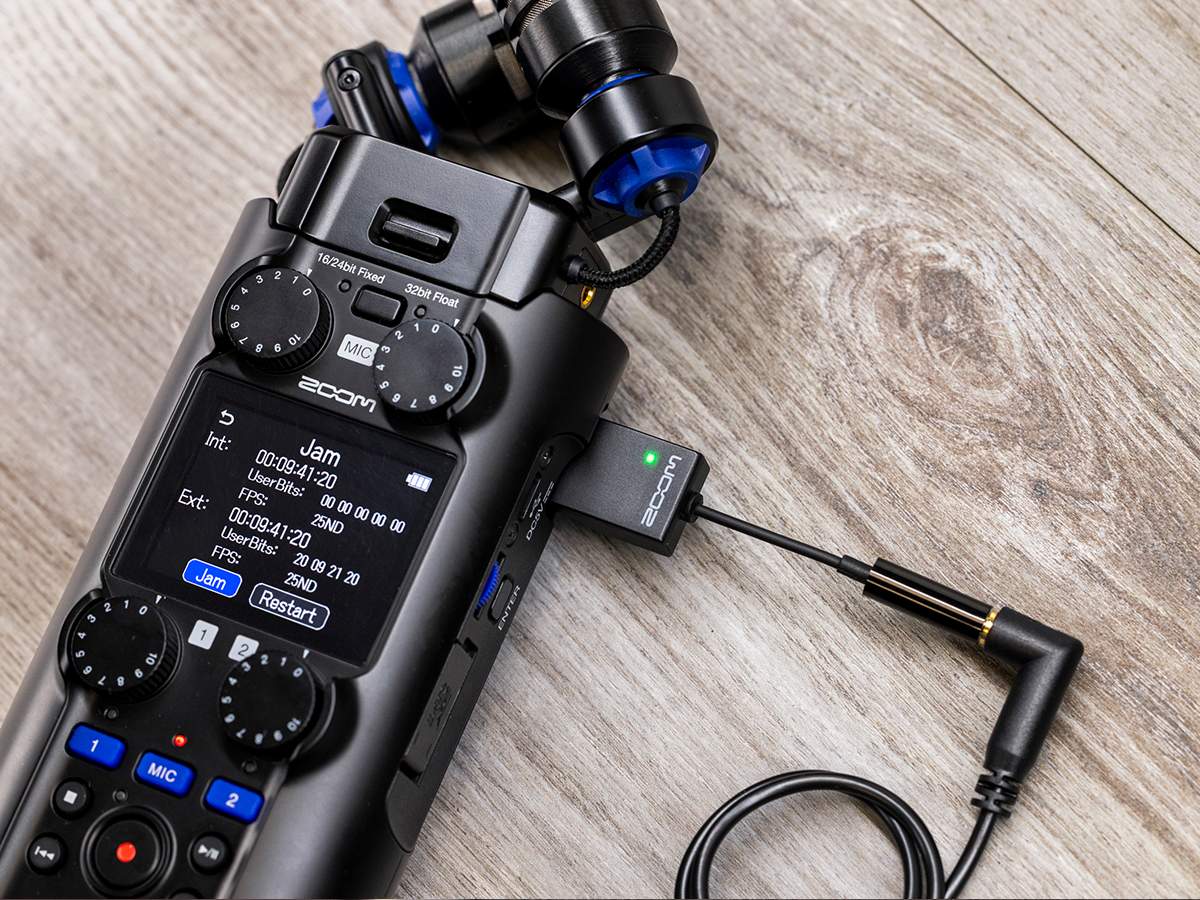 H5studio Handy Recorder connected via a timecode cable using the TCA-1