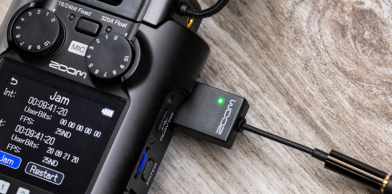 TCA-1を介してタイムコードケーブルが接続された、H5studioハンディレコーダー