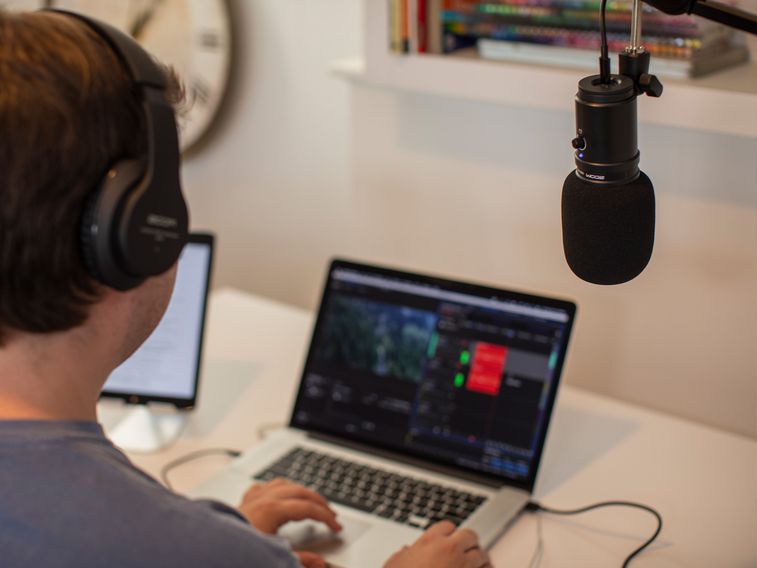 Voiceover artist using Zoom ZUM-2 and recording to his computer