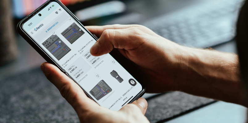 スマートフォンを操作し、ZOOM製品のレンタルを申し込んでいるところ