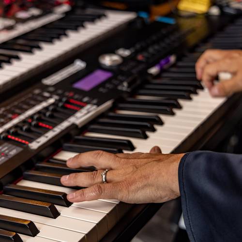 Rachel Z using her electric keyboard as a midi controller