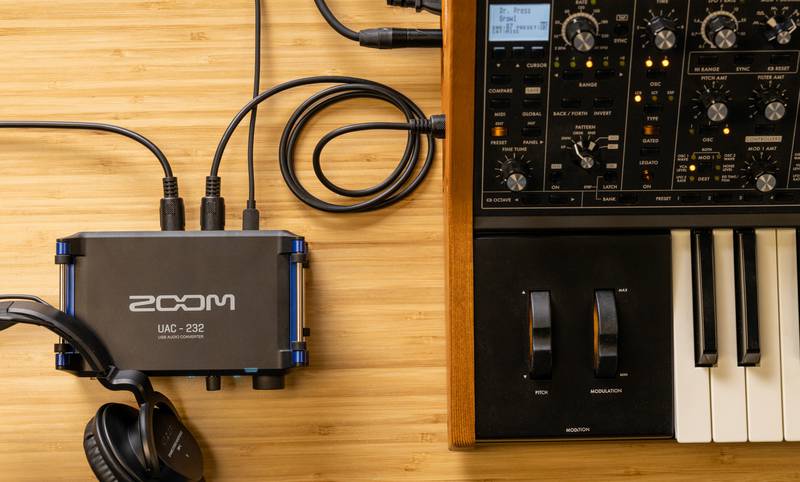 MIDIケーブルで接続された、UAC-232とシンセサイザー