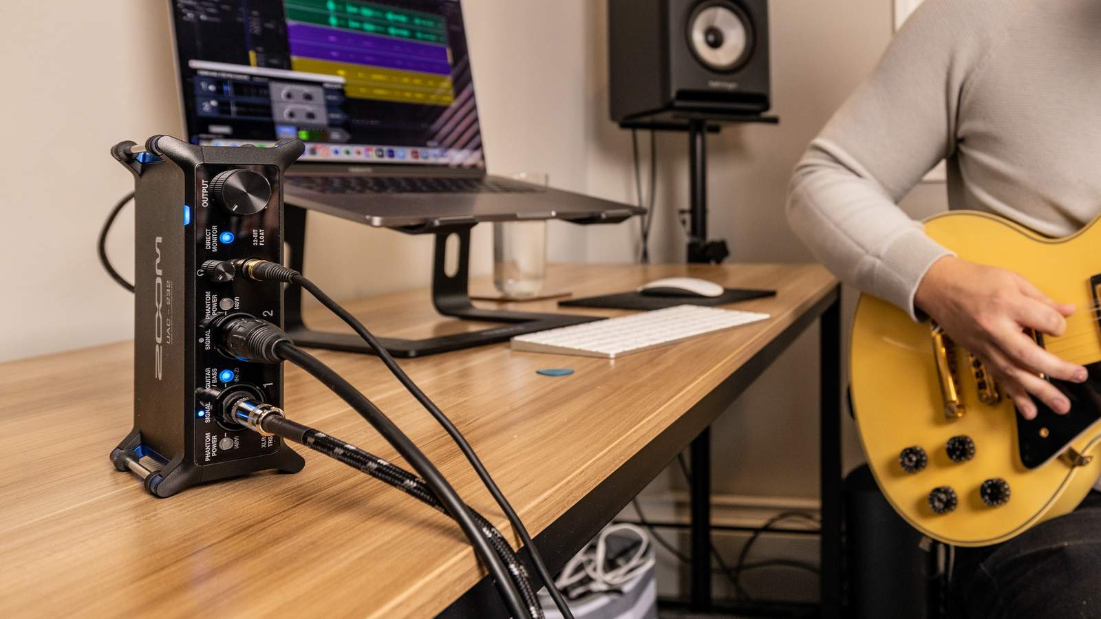 縦置きで設置したUAC-232を使って、自宅のパソコンにギター録音