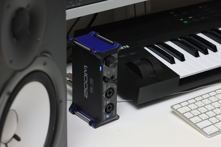 デスクトップの音楽機材のちょっとしたすき間にタテ置きで設置されたUAC-232